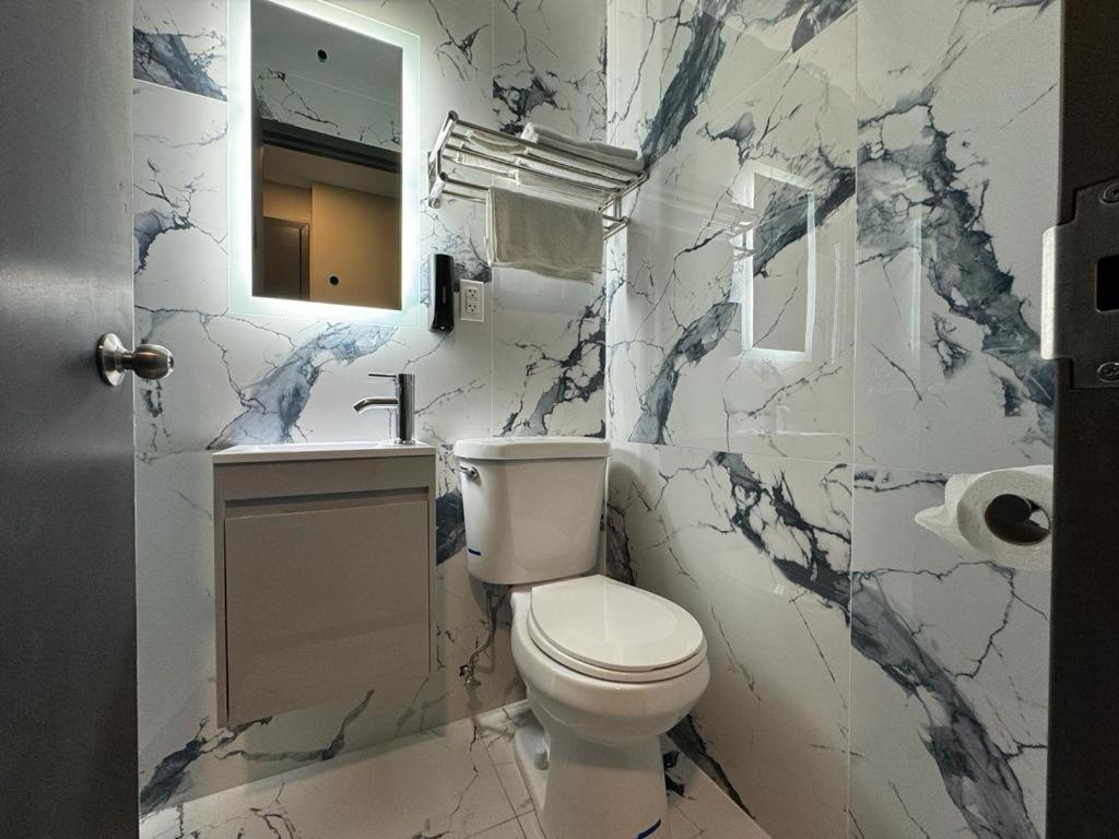 Moon Hotel Brooklyn Ню Йорк Екстериор снимка